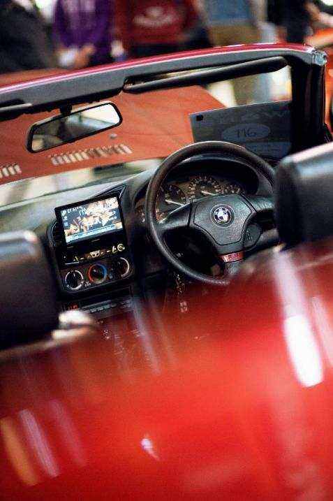 Technicus werkt aan auto